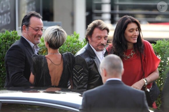 Jean Reno, son épouse Zofia, Laeticia et Johnny arrivent sur Le Paquebot, à la soirée d'anniversaire de Johnny Hallyday. 15/06/2010