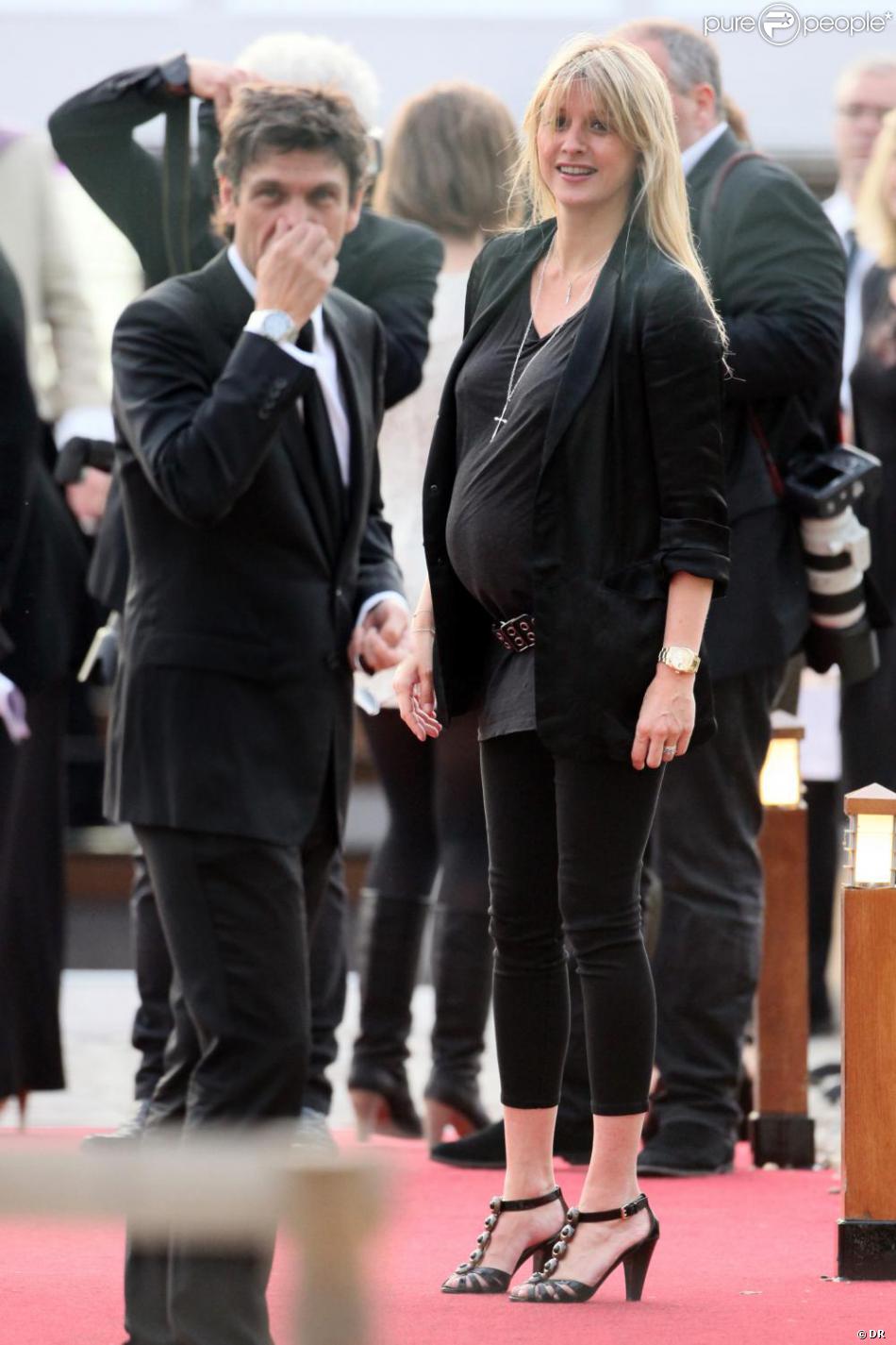 Sarah Lavoine Tres Enceinte Et Marc Sur Le Paquebot A La Soiree D Anniversaire De Johnny Hallyday 15 06 2010 Purepeople