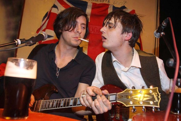 Pete Doherty et Carl Barât : The Libertines en concert surprise dans un pub, à Londres le 31 mars 2010