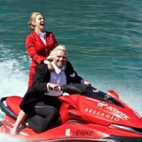 Richard Branson : Après Dita Von Teese, le milliardaire barbote avec une hôtesse de l'air !