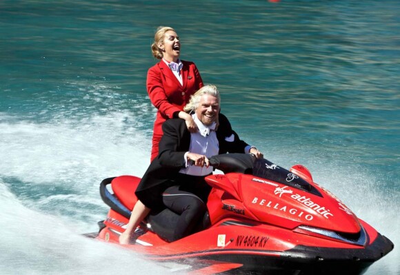 Richard Branson donne une conférence de presse aquatique, en compagnie d'une hôtesse de l'air de sa compagnie, à Las Vegas, le 16 juin 2010.