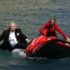 Richard Branson donne une conférence de presse aquatique, en compagnie d'une hôtesse de l'air de sa compagnie, à Las Vegas, le 16 juin 2010.