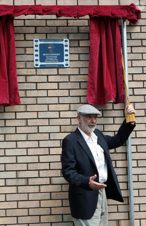 Sean Connery dévoile à Edimbourg une plaque à son nom le 17 juin 2010