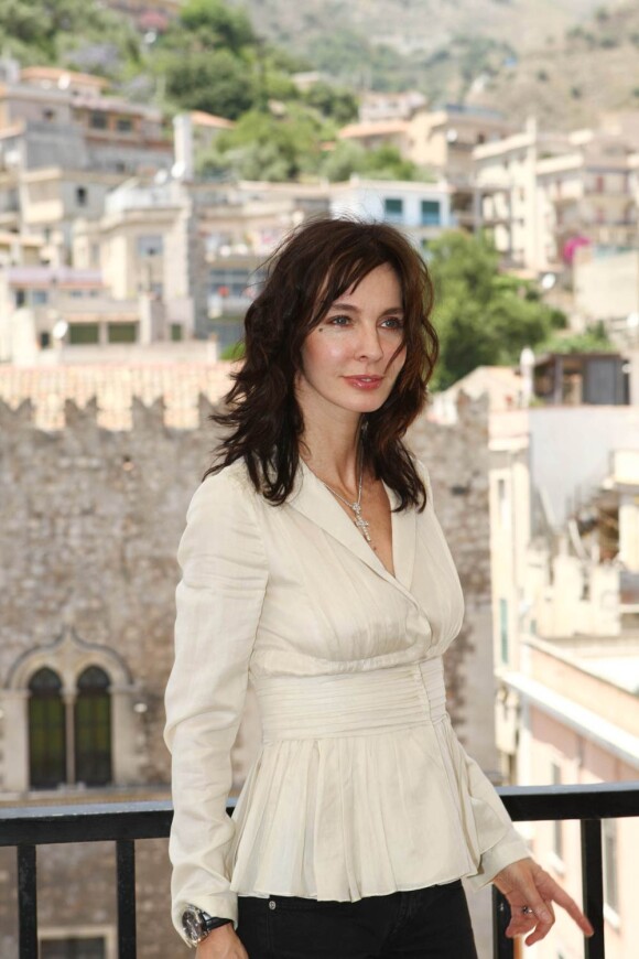 Anne Parillaud absolument magnifique lors du Festival de Taormina, en Italie, le 17 juin 2010.