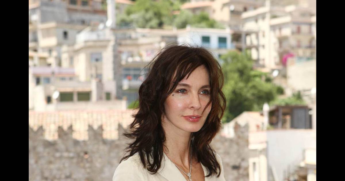 Anne Parillaud absolument magnifique lors du Festival de ...
