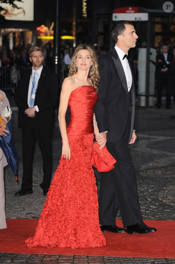Vendredi 18 juin, un gala était donné au Concert Hall de Stockholm en l'honneur du mariage de Victoria de Suède et Daniel Westling le lendemain. Photo : Letizia d'Espagne et son mari le prince héritier Felipe.