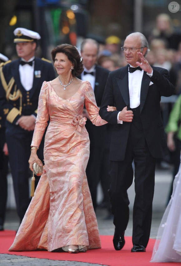 Vendredi 18 juin, un gala était donné au Concert Hall de Stockholm en l'honneur du mariage de Victoria de Suède et Daniel Westling le lendemain. Photo : le roi et la reine de Suède.
