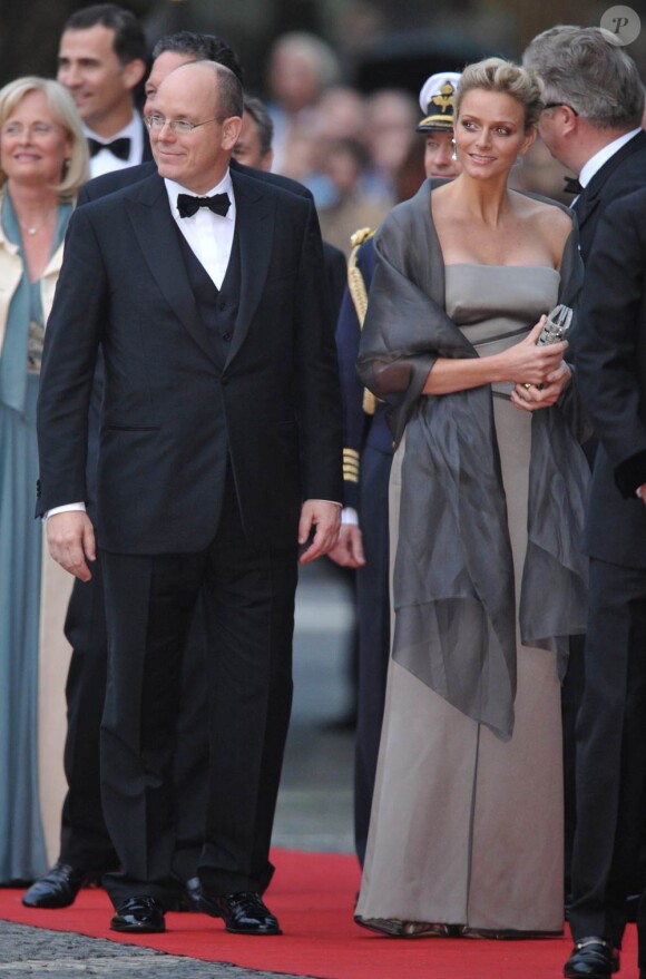 Vendredi 18 juin, un gala était donné au Concert Hall de Stockholm en l'honneur du mariage de Victoria de Suède et Daniel Westling le lendemain. Photo : Albert II de Monaco et Charlene Wittstock.