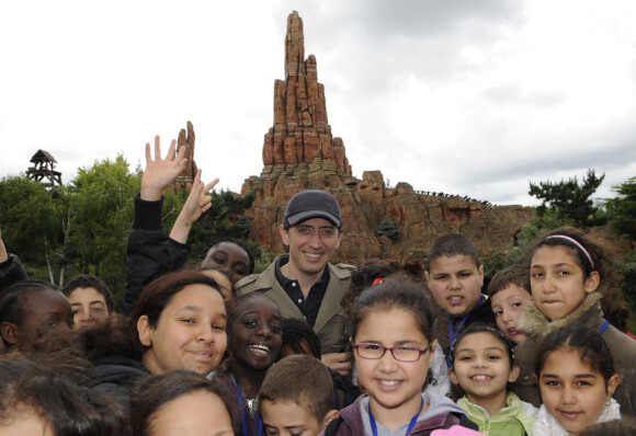 Gad Elmaleh a offert une journée d'évasion à Disneyland Paris aux enfants du Secours Populaire le 20 juin 2010 