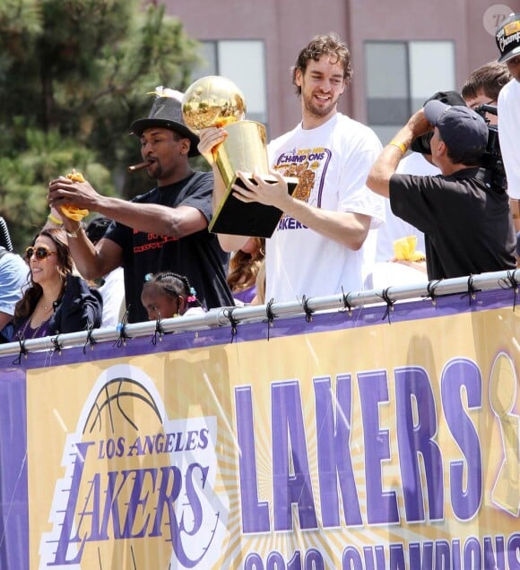 Les stars des Lakers ont célébré leur nouveau sacre en NBA à l'occasion d'une parade dans les rues de Los Angeles. Khloe Kardashian était présente avec son mari, l'ailier Lamar Odom. Photo : Pau Gasol, le trophée à la main.