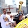 Les stars des Lakers ont célébré leur nouveau sacre en NBA à l'occasion d'une parade dans les rues de Los Angeles. Khloe Kardashian était présente avec son mari, l'ailier Lamar Odom.