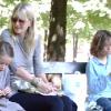La comédienne américaine Laura Dern, à Paris, en compagnie de ses deux enfants - Jaya et Ellery -, le 23 juin 2010.