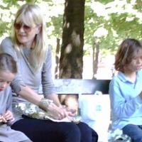 La jolie Laura Dern s'offre un pique-nique ensoleillé à Paris avec ses deux adorables enfants !