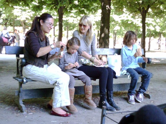 La comédienne américaine Laura Dern, à Paris, en compagnie de ses deux enfants - Jaya et Ellery -, le 23 juin 2010.
