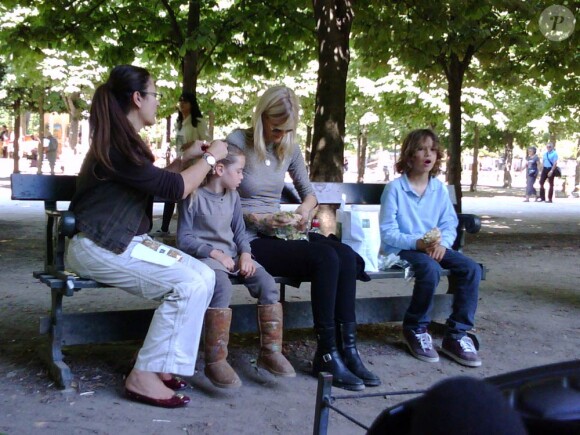 La comédienne américaine Laura Dern, à Paris, en compagnie de ses deux enfants - Jaya et Ellery -, le 23 juin 2010.