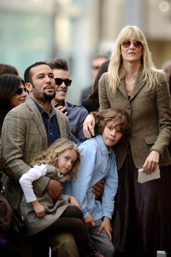 Laura Dern, son mari Ben Harper et leurs deux enfants, lors d'une cérémonie à Hollywood, en décembre 2009.