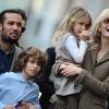 Laura Dern, son mari Ben Harper et leurs deux enfants, lors d'une cérémonie à Hollywood, en décembre 2009.