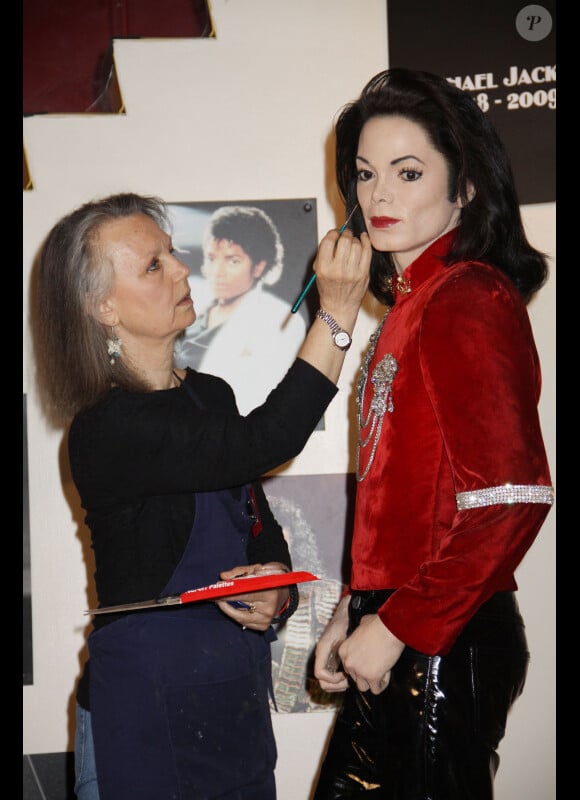 La statue de Michael Jackson remise à neuf a été dévoilée au musée Madame Tussauds de New York, mercredi 23 juin, à 48 heures du premier anniversaire de sa mort.