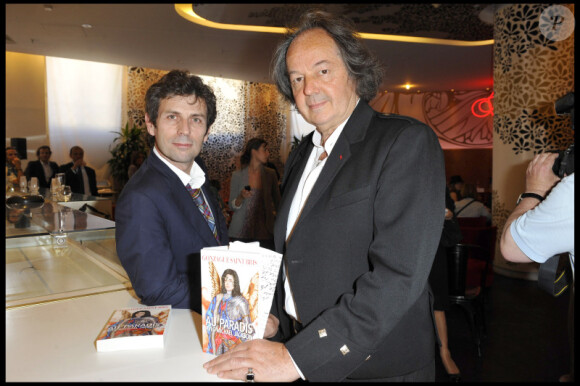 Gonzague Saint Bris dédicace son livre Au Paradis avec Michael Jackson aux Galeries Lafayette (Paris), mercredi 23 juin.