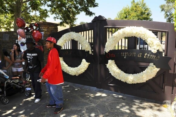 Les fans de Michael Jackson décorent le portail de son ranch Neverland après sa mort le 25 juin 2010