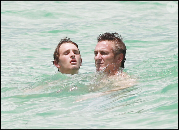 Sean Penn au soleil avec sa fille Dylan et son fils Hopper à Miami le 20 juin 2010 : sur la photo avec Hopper