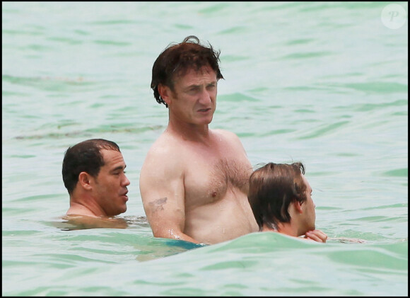 Sean Penn au soleil avec sa fille Dylan et son fils Hopper à Miami le 20 juin 2010