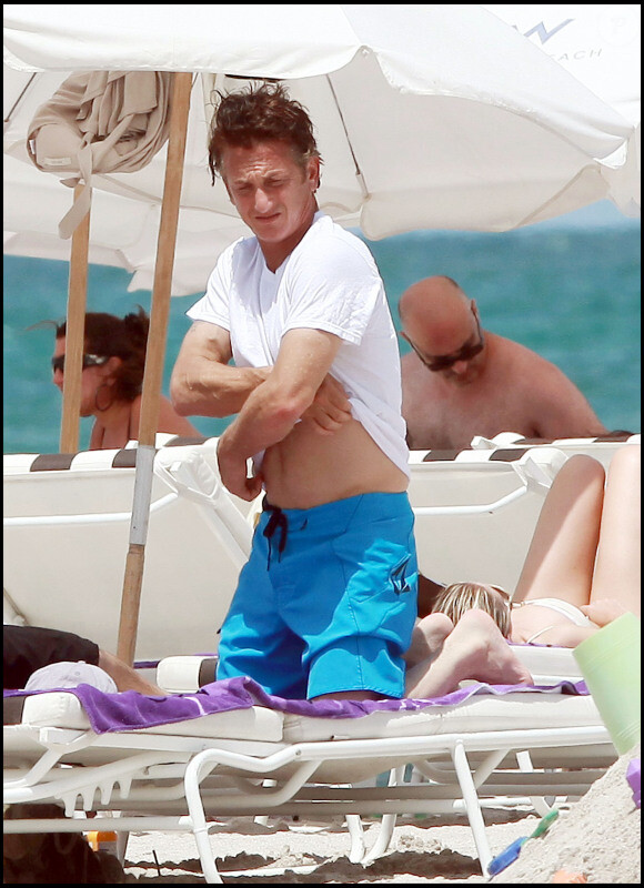 Sean Penn au soleil avec sa fille Dylan et son fils Hopper à Miami le 20 juin 2010