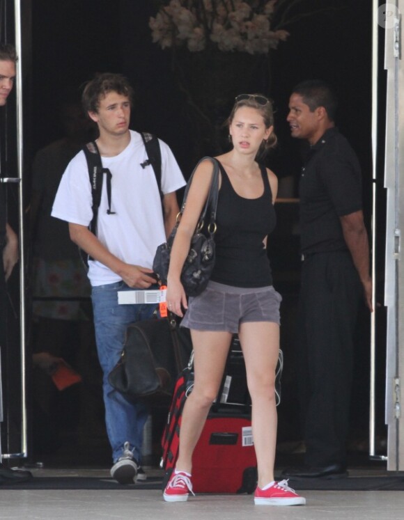 Sean Penn se sépare de ses enfants à l'aéroport de Miami le 23 juin 2010 : sur la photo son fils Hopper et sa fille Dylan