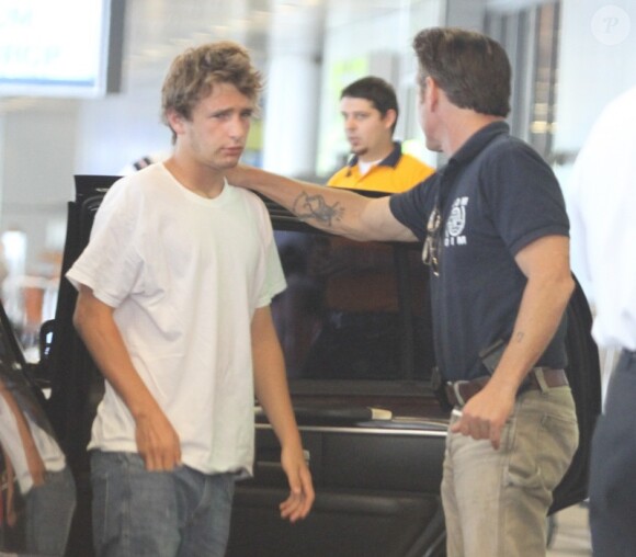 Sean Penn se sépare de ses enfants à l'aéroport de Miami le 23 juin 2010