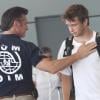 Sean Penn se sépare de ses enfants à l'aéroport de Miami le 23 juin 2010