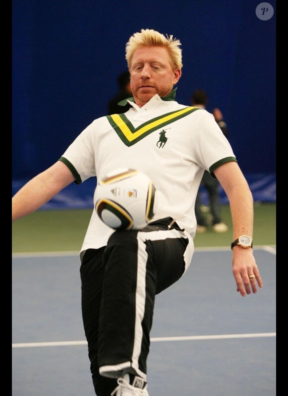 Boris Becker lors d'une exhibition à Londres avant le tournoi de Wimbledon.