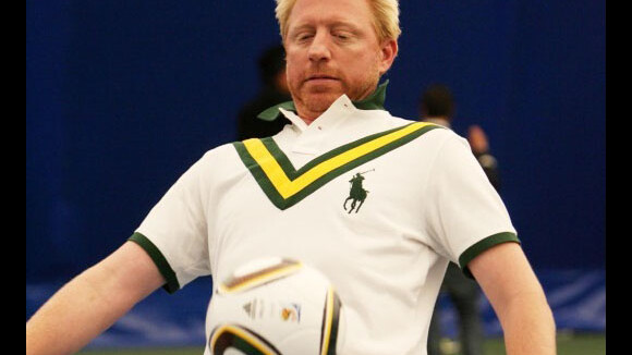 Découvrez un Boris Becker aussi à l'aise avec un ballon de foot qu'une raquette !