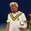 Boris Becker lors d'une exhibition à Londres avant le tournoi de Wimbledon.
