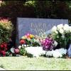 Ryan O'Neal et son fils Redmond rendent hommage à Farrah Fawcett, disparue le 25 juin 2009.
