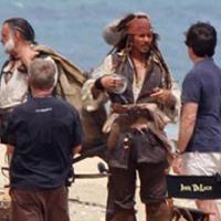 Regardez Johnny Depp dans son costume de Jack Sparrow... sur le tournage du quatrième "Pirates des Caraïbes" !