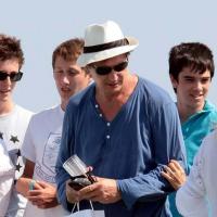 Liam Neeson à Saint-Tropez... Le vent lui joue un très mauvais tour !