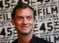 Jude Law : regard ravageur, sourire coquin... Il répand toujours son charme !