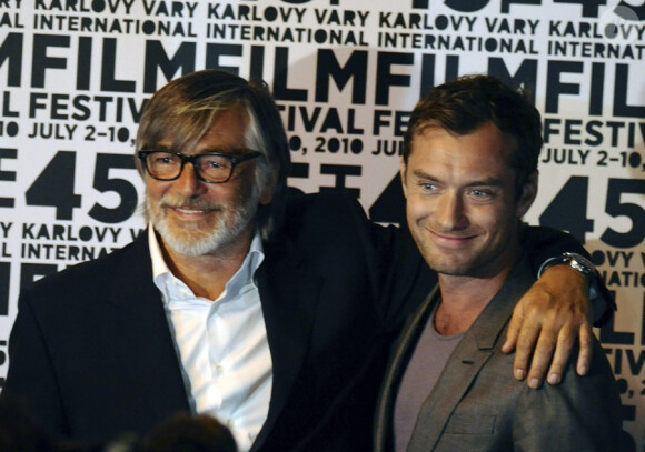 Jude Law est un des invités du festival international du film de Karlovy Vary en République tchèque le 5 juillet 2010. Il pose avec le directeur du festival Jiri Bartoska