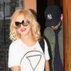 Christina Aguilera sort d'un restaurant aux côtés de son époux, Jordan Bratman, à Los Angeles, jeudi 8 juillet.