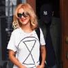 Christina Aguilera sort d'un restaurant aux côtés de son époux, Jordan Bratman, à Los Angeles, jeudi 8 juillet.