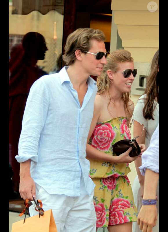 La princesse Beatrice, à Saint-Tropez, s'amuse avec son boyfriend Dave Clark, et des amis. Juillet 2010.