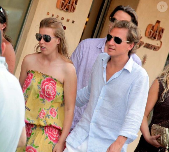 La princesse Beatrice, à Saint-Tropez, s'amuse avec son boyfriend Dave Clark, et des amis. Juillet 2010.