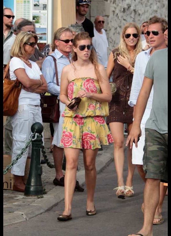 La princesse Beatrice, à Saint-Tropez, s'amuse avec son boyfriend Dave Clark, et des amis. Juillet 2010.