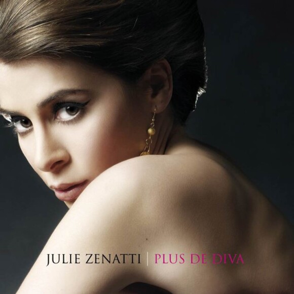 Julie Zenatti, avec son nouvel album Plus de diva, figure parmi les échecs commerciaux des ventes physiques de CDs au premier semestre 2010.