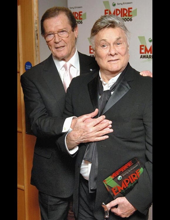 Tony Curtis et son compère d'Amicalement...Votre, Roger Moore, à Londres en mars 2008