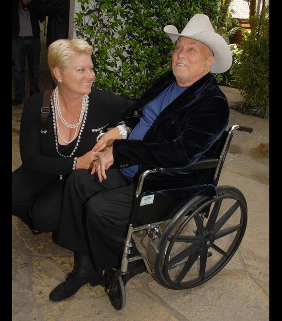 Tony Curtis avec sa dernière femme Jill Wandenberg à Los Angeles en avril 2010