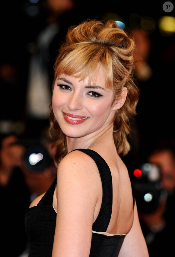 La très belle Louise Bourgoin lors de la montée des marches, pendant le 63e Festival de Cannes, en mai 2010.