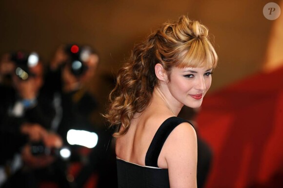 La très belle Louise Bourgoin lors de la montée des marches, pendant le 63e Festival de Cannes, en mai 2010.