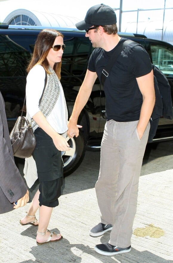 Emily Blunt et John Krasinski à l'aéroport de LAX, à Los Angeles, le 13 février 2010.