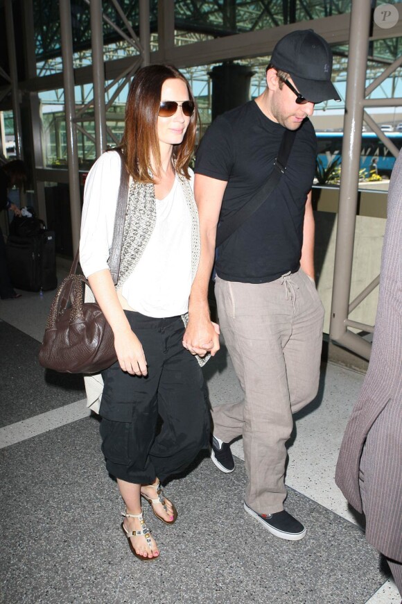 Emily Blunt et John Krasinski à l'aéroport de LAX, à Los Angeles, le 13 février 2010.
